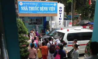 Người nhà đau đớn trước cái chết của bé gái.