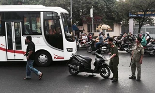 Cảnh sát khám nghiệm chiếc xe hai hung thủ bỏ lại hiện trường. 