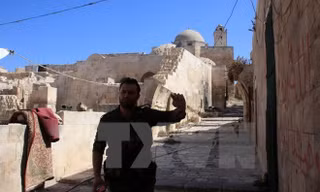 Binh sỹ Syria làm nhiệm vụ tại khu vực phía bắc thành phố Aleppo. (Nguồn: AFP/TTXVN)