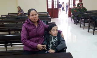 Người con tật nguyền cùng mẹ đẻ đi đòi quyền lợi
