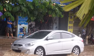 Mưa lớn nước ngập trắng đường