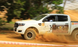 Bán tải lập sân chơi offroad riêng