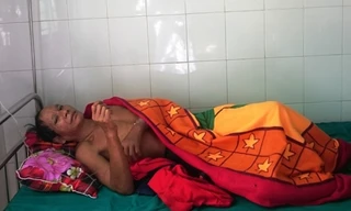 Ông Bling Bớt đang được đang điều trị Trung tâm y tế Tây Giang.