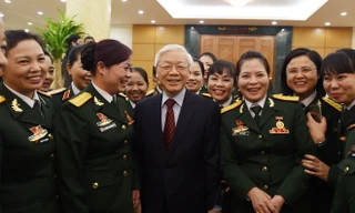 Tổng Bí thư Nguyễn Phú Trọng với các đại biểu về dự Đại hội Phụ nữ toàn quân lần thứ VI