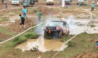 'Thủy chiến' ngày khai màn giải đua ô tô địa hình Việt Nam