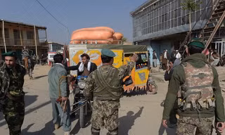 Lực lượng an ninh Afghanistan phong tỏa tuyến đường tới căn cứ không quân Bagram sau vụ nổ. (Ảnh: AFP/TTXVN)
