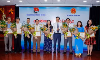 Bí thư T.Ư Đoàn Bùi Quang Huy trao tặng Kỷ niệm chương “Vì thế hệ trẻ”cho các đồng chí cán bộ, lãnh đạo các Vụ, Cục của Bộ Giáo dục và Đào tạo.