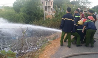 Hàng chục chiến sỹ PCCC đang phun bọt khí ngăn không cho chiếc xe bồn chở xăng dầu cháy nổ.