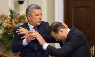 Lãnh đạo đảng Khối Đối lập Yuriy Boyko và thủ lĩnh đảng Cấp tiến Oleh Lyashko xô xát với nhau trong phiên họp của Quốc hội Ukraine 