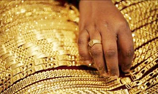 Giá vàng thế giới biến động mạnh, trong nước tăng nhẹ