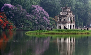 Hà Nội mưa, nắng đan xen, oi bức về trưa