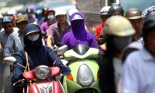 Nắng 'nung người' trên 40 độ C bao trùm Hà Nội