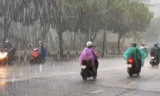 Miền Bắc mưa rào và dông, có nơi xảy ra tố lốc