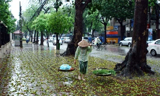 Sau những ngày nắng nóng, Hà Nội có mưa rào