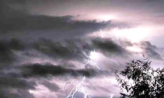 Mưa dông diện rộng ở Bắc Bộ, cảnh báo lốc, mưa đá vùng núi 