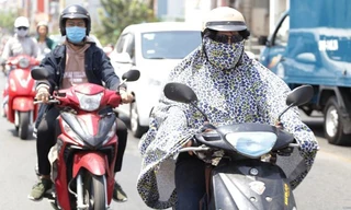 Nắng gay gắt Hà Nội chìm trong 'chảo lửa' 40 độ C