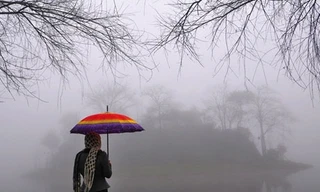 Mưa phùn, sương mù vẫn bao trùm Hà Nội