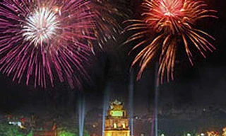 Miền Bắc đón giao thừa lất phất mưa xuân, miền Trung và Nam tạnh ráo