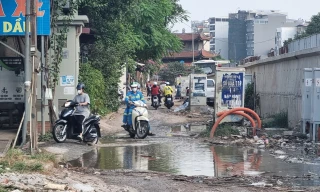 Hà Nội: Dân cạnh dự án đường đê Âu Cơ - Nghi Tàm khổ sở vì đường lầy lội, bụi bẩn