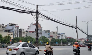 Hãi hùng với dãy cột điện nghiêng ngả, chằng chịt dây rợ giữa Quốc lộ 1A 