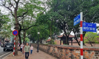 Hai biển báo gây tranh cãi ở khu vực di tích Văn Miếu - Quốc Tử Giám