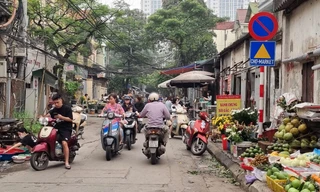 Hà Nội: Lãnh đạo phường nói gì việc chợ tạm, bãi rác ô nhiễm cách trụ sở 500m?