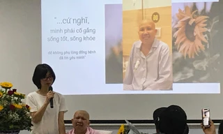 Nhà báo Cẩm Bào và nhà văn Hoàng Thị Diệu Thuần tại buổi giới thiệu cuốn Đóa hoa vô thường