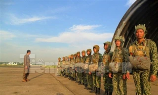 Cận cảnh lính đặc công đổ bộ đường không