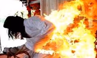 Tẩm xăng đốt mẹ vì không đòi nợ được con