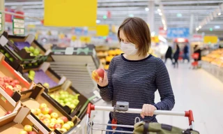 Các chuyên gia “mách” chiêu phòng tránh COVID-19 khi đi siêu thị