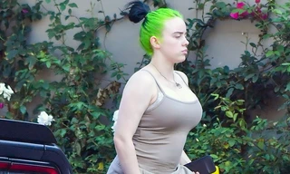 Billie Eilish bị cộng đồng mạng “ném đá” vô lý chỉ vì mặc trang phục này khi ra đường