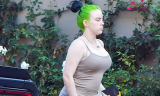 Billie Eilish bị cộng đồng mạng “ném đá” vô lý chỉ vì mặc trang phục này khi ra đường