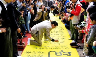 Ngắm trình diễn thư pháp trên dải lụa dài 50m