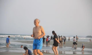 Bãi biển Mỹ Khê (Quản Ngãi) vẫn đông người tắm giữa lệnh cấm - ảnh Nguyễn Ngọc 