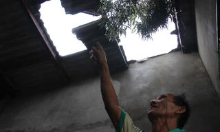 Ông Nguyễn Mậu Quất, 60 tuổi, trú thôn Tú Sơn 1, xã Đức Lân, huyện Mộ Đức vẫn chưa hết bàng hoàng- ảnh Nguyễn Ngọc 