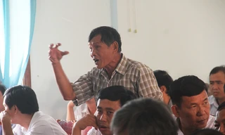 Người dân xã Mỹ Lợi nêu câu hỏi tại buổi đối thoại. Ảnh: Tr.Định