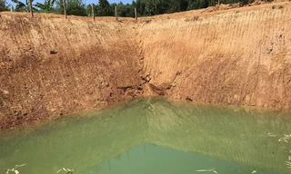 Giếng nước “khủng” có diện tích 1.000m2 để chống hạn của lão nông Ngô Tài. Ảnh Nguyễn Ngọc