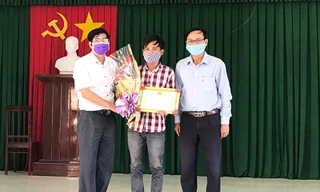 Lãnh đạo UBND xã Đức Nhuận trao tặng giấy khen cho anh Lư Ngọc Duy (giữa)- ảnh CTV