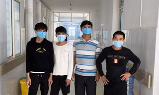  8 ngư dân trên tàu cá QNg 90617 TS của ông Trần Hồng Thọ (Bình Châu, Quảng Ngãi) bị tàu hải cảnh Trung Quốc đâm chìm tại Hoàng Sa ngày 2/4 sau khi về bờ đang được cách ly tại cơ sở 2, Trung tâm y tế huyện Bình Sơn, tỉnh Quảng Ngãi - ảnh V.C 