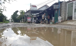 Đường dân sinh nhà thầu Trung Quốc mượn để thi công cao tốc nay xuống cấp nghiêm trọng nhưng vẫn chưa được hoàn trả - ảnh Nguyễn Ngọc 