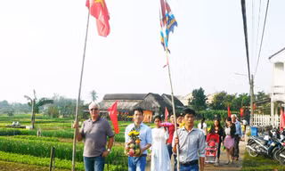 Năm nay, nhiều người nước ngoài tham gia đoàn rước của các xóm.