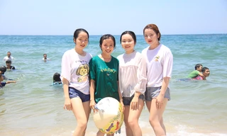 Người dân Đức Phổ đổ xô tắm biển "xả xui" - ảnh Nguyễn Ngọc 