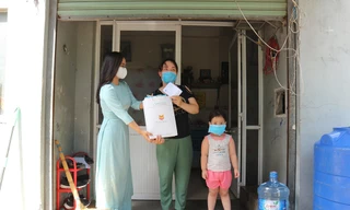 Đại diện Quỹ VCF trao phần quà hỗ trợ cho gia đình trẻ mắc bệnh tim bẩm sinh tại Đà Nẵng 