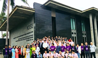 Ban tổ chức và các đại biểu dự Hội trại chụp ảnh lưu niệm tại tiền sảnh Trung tâm ICISE - ảnh Viết Hiền 