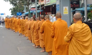 Ấn tượng hàng trăm hành giả phái Khất sĩ trên đường phố Đà Nẵng