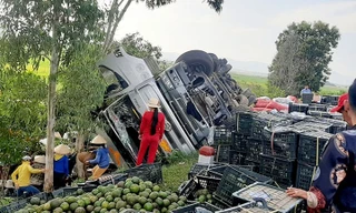 Người dân giúp tài xế nhặt lại trái cây đổ xuống đường. Ảnh CTV