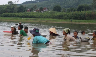 ​ Những ngày qua, nhiệt độ nhiều nơi trên cả nước lên tới 40 độ C, Tuy vậy, những đồng bào Hrê vẫn mưu sinh bất chấp cái nắng như đổ lửa. Ảnh Ng. Ngọc