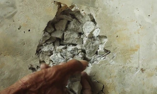 Trụ cầu vượt cao tốc Đà Nẵng – Quảng Ngãi khu vực xã Bình Nguyên bị thủng lỗ vào thời điểm mới tháo ván đổ bê tông - Ảnh V.C