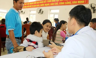 Không chỉ cha mẹ, mà con của công nhân cũng được thăm khám bệnh - ảnh Bích Ngọc 