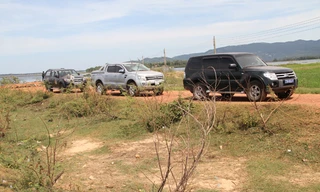 Chiều 4/7 người dân đã thả 3 xe ô tô của đoàn khảo sát dự án Điện mặt trời. Ảnh: Tr.Định